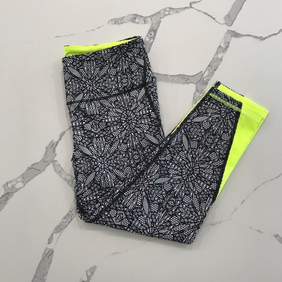 Victoria's Secret Pants - Victoria’s Secret VSX Sport Knockout 7/8 Capri, M